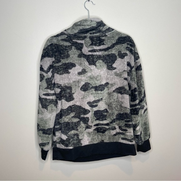 Camo print fluffy pullover size‎ medium - Picture 5 of 5